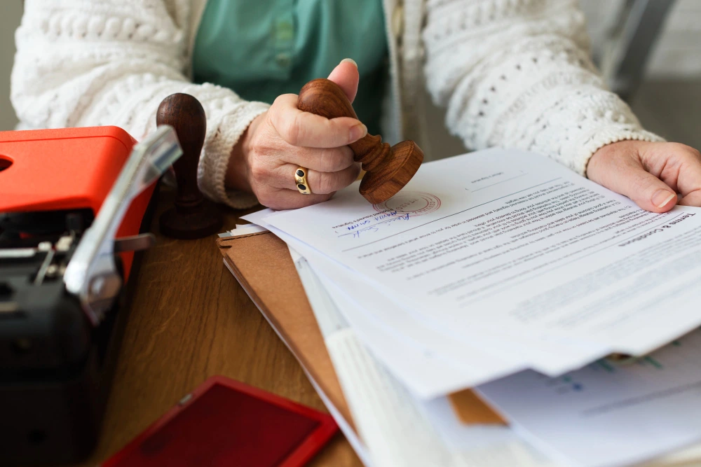 Cliente haciendo un testamento tras resolver sus dudas sobre cómo hacer un testamento.