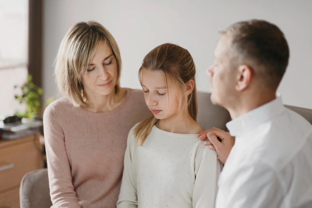 Familia ante un caso de separación o divorcio conociendo la diferencia entre separarse y divorciarse.