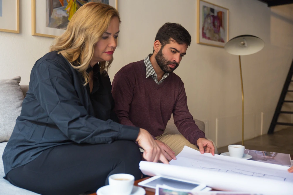 Abogado con clientes tratando un caso de planificación patrimonial y testamento.