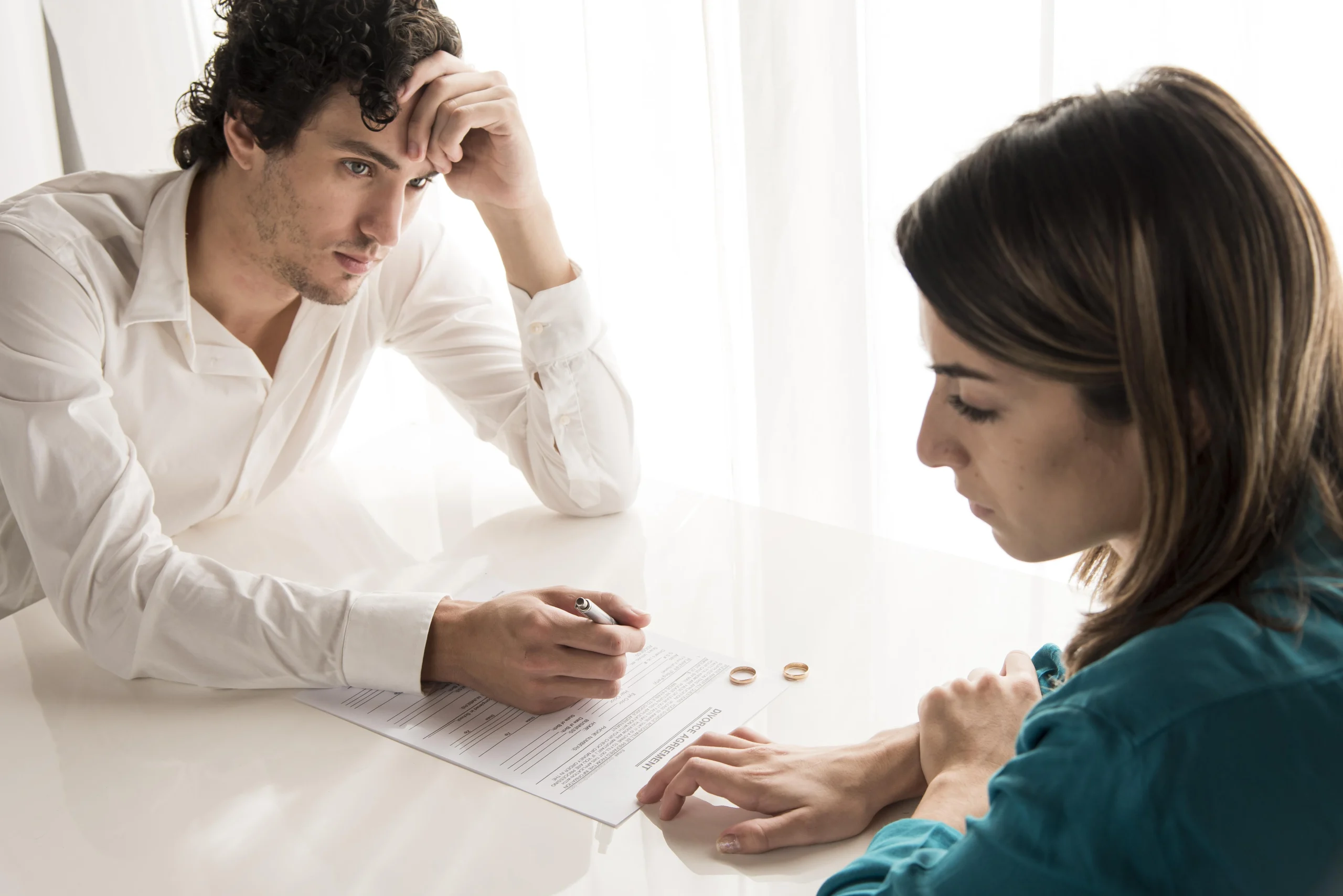 Pareja discutiendo sobre la separación y preguntándose cuánto cuesta un divorcio contencioso en España.